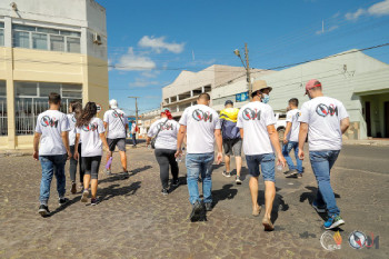 Jovens e adolescentes espalhados por toda a cidade, impactando vidas de pessoas. [2]