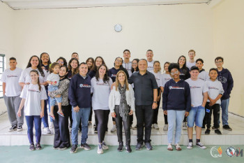 Jovens e adolescentes espalhados por toda a cidade, impactando vidas de pessoas. [3]