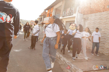 Jovens e adolescentes espalhados por toda a cidade, impactando vidas de pessoas. [4]