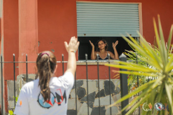 Jovens e adolescentes espalhados por toda a cidade, impactando vidas de pessoas. [5]