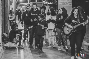 Jovens e adolescentes espalhados por toda a cidade, impactando vidas de pessoas. [6]